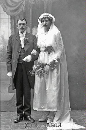 Carl Johansson Kisa
godj
Carl Johansson Kisa
Porträtt med brudpar

raja
Brudparet Edith Dahlgren och Carl Johansson (även kallad `Kalle Niklas´ efter fadern Johan Niklasson). Källa: Sune Holgersson (Margit Dahlgren, Åtvidaberg). 
Nyckelord: Carl Johansson