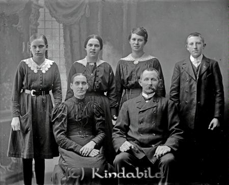 C F Karlsson Vernamo Axhult
godj
C F Karlsson Vernamo Axhult
Grupporträtt med fyra kvinnor och två män

raja
Hemmansägare Karl Fredrik Karlsson född i Häradshammar 1863 med hustru Lena Sofia Olsson född 1865 i Kisa.
Barn: Karin Helena Kristina född 1897
Englis Sofia Charlotta och Karl Einar tvillingar födda 1900
Rosa Agnes Augusta född 1905 
Alla födda i Västra Eneby.
Källa: Folkräkning 1910 
Källa: Gerd Pettersson 
 

Nyckelord: C F Karlsson Vernamo