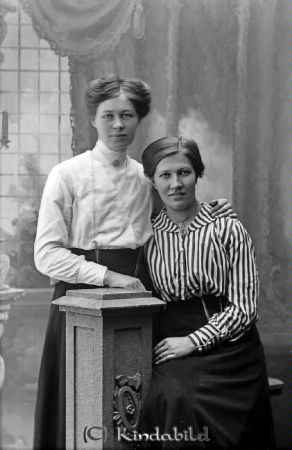 Elsa Ståhl Gäddefall
godj
Elsa Ståhl Gäddefall
Grupporträtt med två kvinnor

raja
En av kvinnorna är Elsa Stål född 1893 dotter till Karl Gustav Ståhl från Gäddefall.
Syskon till Elsa:
Karl Herman född 1884
Johan Helge född 1886
Gustaf Gunnar född 1889
Erik Oskar född 1891
Källa: Arkiv digital 
Källa: Gerd Pettersson

Nyckelord: Ståhl Gäddefall
