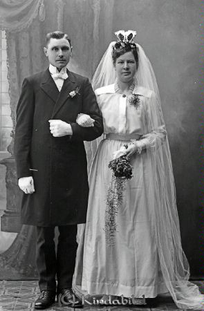 Ernst Andersson Gibbehult Tidersrum
godj
Ernst Andersson Gibbehult Tidersrum
Porträtt med brudpar

raja
Bruden heter Gunhild. De fick barnen Ragnar, Gösta, Gunnar, Sonja och Arne.
Källa: Sv Bebyggelse 
Källa: Gerd Pettersson

Nyckelord: Andersson Gibbehult