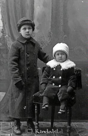 Erik Ståhl Högbjörke Horn
godj
Erik Ståhl Högbjörke Horn 
Grupporträtt med två barn

raja
Karl Erik Manne född 1912 i Kisa och Erik Alvar född 1916 i Horn.
Källa: Arkiv Digital 
Källa: Gerd Pettersson

Nyckelord: Ståhl Högbjörke