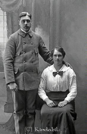 Erik Ståhl Högbjörke Horn
godj
Erik Ståhl Högbjörke Horn 
Grupporträtt med en man och en kvinna

raja
Erik Oskar Ståhl född 1891 i Kisa och hustrun Judit Viktoria Andersson född 1890 i Hycklinge.
Källa: Arkiv Digital 
Källa: Gerd Pettersson

raja
Erik Oskar var son till Karl Gustaf Ståhl från Gäddefall.
Syskon; Karl Herman, Gustaf Gunnar, Johan Helge och Elsa Sara Maria.
Källa: Arkiv Digital 
Källa: Gerd Pettersson


Nyckelord: Ståhl Högbjörke