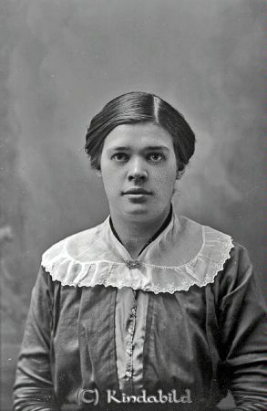 Ester Gustafsson Gigelnäset Mjölsefall
godj
Ester Gustafsson Gigelnäset Mjölsefall

raja
Ester Maria Gustafsson född 1896 i Stampen Friggestorp Kisa, dotter till Johan August Vilhelm Gustafsson född 1867 i Johannesberg Bjärkhult Malexander och Hedda Albertina Brolin född 1870 i Björkviks socken.
Ester var gift 1924 med Nils Oskar Hjalmar Johansson född 1897 i Svensbo Sommenäs Tidersrum.
Ester död 1969 i Fornåsa.
Källa: Familjer och Gärdar i Ulrika 
Källa: Gerd Pettersson 

Nyckelord: Gustafsson Gigelnäset