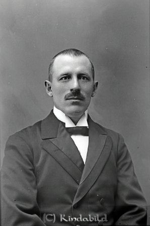 Konrad Nilsson Harg
godj
Konrad Nilsson Harg

raja
Konrad Nilsson var född i Södra Vi 1877.
Hemmansägare Harg i Kisa. Avled 1960 i Kisa. 
Källa: Gerd Pettersson 

Nyckelord: Nilsson Harg