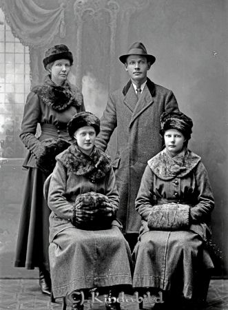 Sigurd Ragnar Högtomta
godj
Sigurd Ragnar Högtomta
Grupporträtt med tre kvinnor och en man

raja
Rätt namn: Sigurd Ragnar född 1896 i Hägerstad. Död i Sjötomta Kisa 1976. Förmodligen är det systrarna Tekla, Salome och Edit som är med på bilden. 
Källa: Gerd Pettersson
Nyckelord: Ragnar Högtomta