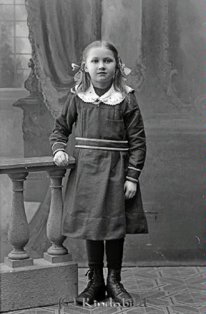 Ernst Svensson Kjusebo Ulrika
godj
Ernst Svensson Kjusebo Ulrika

raja
Astrid Maria Cecilia Svensson född 1910 i Kisa, dotter till Ernst och Elin född Jonsson.
Källa: Kyrkoarkiv Kisa.
Källa: Gerd Pettersson

Nyckelord: Svensson Kjusebo