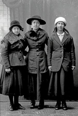 Ester Göransson Grönebo Slätmon
godj
Ester Göransson Grönebo Slätmon
Grupporträtt med tre kvinnor

raja
Till vänster Ester Göransson född 1904 i Långdalen Västra Eneby. 
Källa: Gerd Pettersson


Nyckelord: Göransson Grönebo