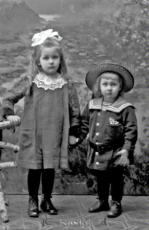 Alb Hansson Njölhult Kisa
godj
Alb Hansson Njölhult Kisa
Grupporträtt med två barn

raja
Till höger Hans Gustav Valter Hanzon född 1916 son till Gustav Albert Hansson född 1871 och Hildur Sofia Karlsdotter född 1885.
Källa: SVAR 
Källa: Gerd Pettersson


Nyckelord: Hansson Njölhult