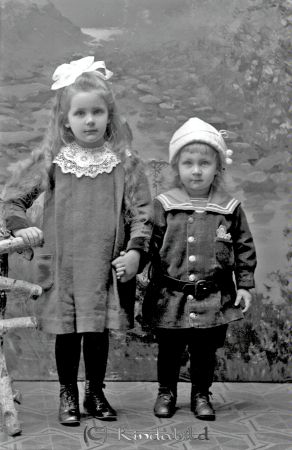 Alb Hansson Njölhult Kisa
godj
Alb Hansson Njölhult Kisa
Grupporträtt med två barn

raja
Till höger Hans Gustav Valter Hanzon född 1916. 
Källa: Gerd Pettersson


Nyckelord: Hansson Njölhult