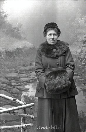 Hilma Andersson Ennesbo
godj
Hilma Andersson Ennesbo

raja
Enligt mina uppgifter Helena Karolina Amalia Andersson, f. 1887.10.31 i Ennesbo, kallades Hilma, ett barn Helge utom äktenskap med Ernst Johansson S Vi. Farmor till min svärmor.
MVH Jörgen 
Källa: Jörgen O

Nyckelord: Andersson Ennesbo