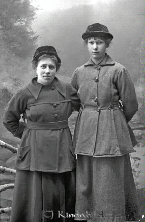 Hilma Andersson Ennesbo
godj
Hilma Andersson Ennesbo
Grupporträtt med två kvinnor

raja
Till vänster Hilma Karolina Amalia född 1887. 
Källa: Gerd Pettersson

raja
Den andra kvinnan torde vara hennes tio år yngre syster Hildur.
MVH Jörgen 
Källa: Jörgen O


Nyckelord: Andersson Ennesbo