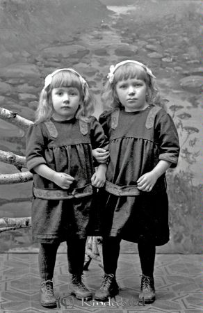 Seth Eriksson Brokullen
godj
Seth Eriksson Brokullen
Grupporträtt med två barn

raja
Ester Margareta född 1914 i kisa och Hillevi Maria född 1915 i Kisa, döttrar till kolaren Seth Eriksson född 1882 i Kättilstad och Alma Maria Nilsson född 1886 i Tidersrum.
Hillevi är mor till Inger Johansson i Säldefall. 
Källa: Kyrkoarkiv Kisa 
Källa: Gerd Pettersson 

Nyckelord: Eriksson Brokullen