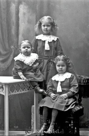 Hilda Pettersson Nilsborg
godj
Hilda Pettersson Nilsborg
Grupporträtt med tre barn
Nyckelord: Pettersson Nilsborg