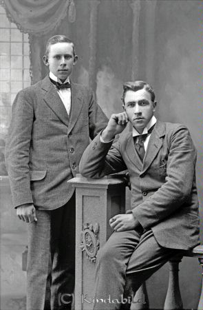 Bengt Karlsson Hylta
godj
Bengt Karlsson Hylta
Grupporträtt med två män

raja
Till vänster Bengt Karlsson född 1900 i Nykil och till höger John Eskil född 1896 i �?sbo, söner till arrendator Karl Jakob Karlsson.
Källa: Kyrkoarkiv Kisa 
Källa: Gerd Pettersson 

Nyckelord: Karlsson Hylta