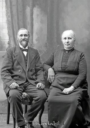 C J Andersson Birgersbo Rangkulla
godj
C J Andersson Birgersbo Rangkulla
Grupporträtt med en man och en kvinna
Karl Johan Andersson och hans fru Anna Sofia Landberg,
Karl Johan Andersson gifte sig med Anna sofia Josefina Landberg den 21 oktober 1883 i Askeby, �sterg�tland, vid 22 �rs �lder.
De flyttade till Rangkulla Birgersbo, V�stra Eneby.
Hans son, Johan Gunnar, f�ddes den 14 juni 1892 i V�stra Eneby, �sterg�tland. Han var far till Valborg Andersson som gifte sig med skomakare Bertil Peterz�n.
Valborg hade fyra br�der,  Bengt, Evert, Erik och Sture
Nyckelord: Andersson Birgersbo