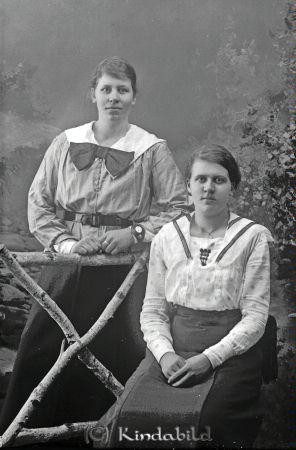 Göta Andersson Fagerhult Kisa   Judith Falk Bollkind
godj
Göta Andersson Fagerhult Kisa   Judith Falk Bollkind   
Grupporträtt med två kvinnor

raja
Till höger Göta Andersson gift Eklöf, Törnevik. 
T vänster Judit Falk född 1900, syster till Emil Falk i Tignemåla.
Hon var gift Andersson och bodde i Hitthem Kisa. Död 1991 i Hitthem.
Källa: Sv dödbok 
Källa: Gerd Pettersson

Nyckelord: Andersson Fagerhult