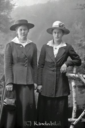 Hilda Johansson Skvalhällen  N Vi
godj
Hilda Johansson Skvalhällen  N Vi
Grupporträtt med två kvinnor
Nyckelord: Johansson Skvalhällen