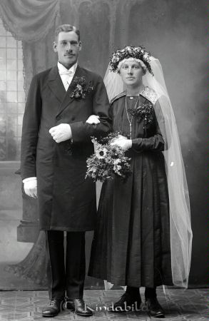Karl Wilhelmsson  Romshjelmen
godj
Karl Wilhelmsson  Romshjelmen
Brudpar

raja
Brudgummen är Karl-Oskar Wilhelmsson född 1892 i Västra Eneby, jordbruksarbetare från Romshjelmen Bankevid och bruden Hedvig Amalia Asp född 1897, hemmansägaredotter från Dansbo.
Folkräkning 1910 
Källa: Gerd Pettersson 

Nyckelord: Wilhelmsson Romshjelmen