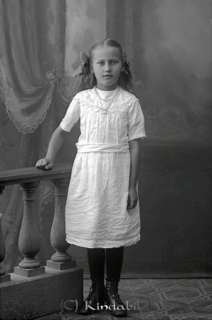 Karin Jacobsson  Nybygget  Mjölsefall
godj
Karin Jacobsson  Nybygget  Mjölsefall

raja
Karin Amanda Viola född 1911 i Kisa, dotter till torparen Axel Edavrd Jakobsson född 1881 i Malexander gift 1907 med Amanda Sabina Johansson född 1883 i Tidersrum.
Källa: SVAR Kyrkoarkiv Kisa 
Källa: Gerd Pettersson 

Nyckelord: Jacobsson Nybygget
