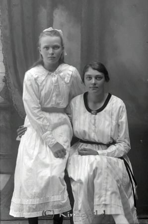 Signe Karlsson / Bengt G Pettersson  Tidersrum
godj
Signe Karlsson / Bengt G Pettersson  Tidersrum
Grupporträtt med två kvinnor

raja
Fr vänster Lydia född 1905 och Signe Karlsson född 1902 från Lindfall Tidersrum. De är döttrar till stenarbetaren Karl Gustaf Andersson och Sofia Matilda Johansdotter.
Källa: Folkräkning 1910. 
Källa: Gerd Pettersson 

Nyckelord: Signe Karlsson