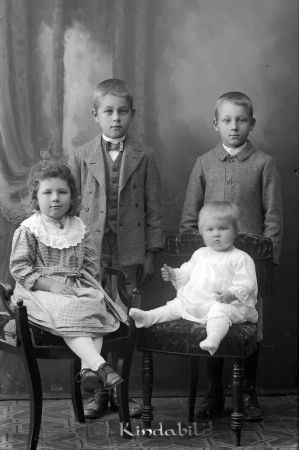 A Johansson  Högliden  Tidersrum
godj
A Johansson  Högliden  Tidersrum
Grupporträtt med fyra barn

raja
Främre raden fr vänster Vega Hillevi Maria född 1914 och Saga Vivi Frideborg född 1918. Båda födda i Tidersrum
Bakre raden fr vänster Alvar Tyko född 1908 i Kisa och Bror Karl Rune född 1910 i Tidersrum.
Källa: Kyrkoarkiv Tidersrum 
Källa: Gerd Pettersson 

Nyckelord: Johansson Högliden