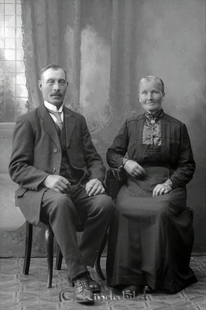 J A Norr  Yxefall
godj
J A Norr  Yxefall
Grupporträtt med en man och en kvinna

raja
Livgrenadjär Johan August Norr född 1864 i Rumskulla och lina Vilhelmina Nilsson född 1954 i Svinhult.
1910 bor de i Viggetorpet Yxefall.
Källa: Folkräkning 1910 
Källa: Gerd Pettersson 

Nyckelord: Norr Yxefall