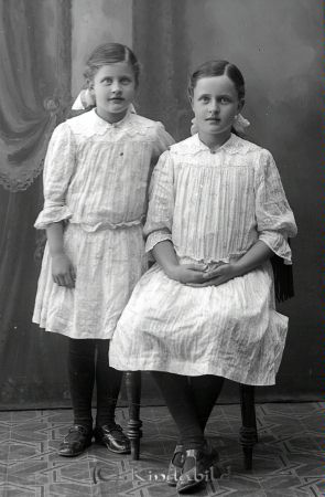 J A Svensson  Rummemåla  Horn
godj
J A Svensson  Rummemåla  Horn
Grupporträtt med två barn

raja
Fr vänster Dagmar Svea Viola född 1912 och Ally Margit född 1909 döttrar till Jakob Axel Svensson och Paulina Josefina Nilsson Rummemåla.
Källa: Kyrkoarkiv Horn 
Källa: Gerd Pettersson 

Nyckelord: Svensson Rummemåla