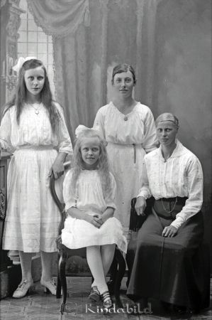 Hilma Gustafsson  Bänarp  Verfveln
godj
Hilma Gustafsson  Bänarp  Verfveln
Grupporträtt med tre kvinnor och ett barn
Nyckelord: Hilma Gustafsson