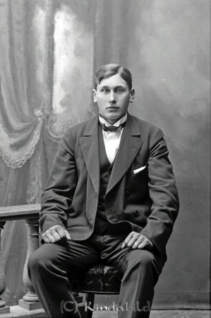 Rob.  Johansson  Kottebo  Ulrika
godj
Rob.  Johansson  Kottebo  Ulrika

raja
Erik Robert Johansson född 1897 i Kisa, son till lantbrukare Karl Johan Hjalmar Johansson i Kottebo och hans hustru Hilda Sofia Svensdotter. Robert var skriven som handelsbiträde i 
husförhörslängd 1916-24.
Robert hade en syster Edit Hildur född 1906 i Kisa. 1970 bodde han i Karlslund Kisa med hustrun maria Linnea född 1906.
Han dog i Kisa 1984.
Källa: Ulrika Hfl. 
Källa: Gerd Pettersson

Nyckelord: Johansson Kottebo