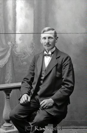 Arvid Frid  Gillersfall  Ulrika
godj
Arvid Frid  Gillersfall  Ulrika

raja
Karl Arvid Frid född i Högstorp Skeppeberg Västra Eneby 1888.
Gift 1931 med Märta Maria Svensson född 1909 i Gölkullen, Mjölsefall, Kisa.
Barn: Inga, Asta, Karl-Axel, Inger, Iris, Helge, Ragnar, Hilding, Veine, Astrid, Leif, Kennet, Steinar.
Källa: Familjer och gårdar i Ulrika. 
Källa: Gerd Pettersson


Nyckelord: Frid Gillersfall