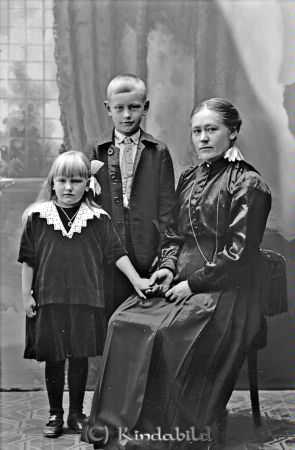 J A Svensson  Gummentorp                   Edla Svensson med barn Anna-Stina - Gunnar
godj
J A Svensson  Gummentorp
Grupporträtt med en kvinna och två barn
"Kommentar av medlem Bema"
Min mormor Edla (gift med Johannes Svensson, Gummentorp) och deras barn Gunnar och Anna-Stina ( min mor). 
Nyckelord: Svensson Gummentorp