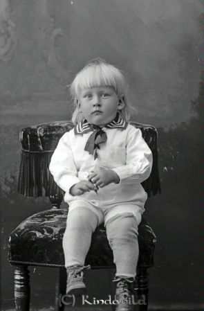 E Fall  Viksholm  Hägerstad
godj
E Fall  Viksholm  Hägerstad

raja
Sven Fall född 20 sept 1917 i Hägerstad, son till Elliot och Ellen Fall.
Källa: Församlingsbok Hägerstad. 
Källa: Gerd Pettersson

Nyckelord: Fall Viksholm