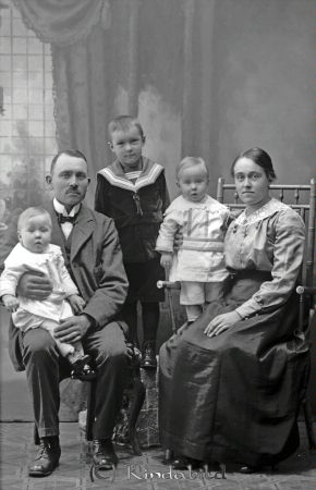 Ernst Andersson  Örneström
godj
Ernst Andersson  Örneström

Bildkommentar:  Ernst Andersson och hustrun Julia Andersson född Larsson. Julia är dotter till Viktor Larsson och hans hustru Sara Larsson född Ståhl.
Med på bilden är äldste sonen Gustav Henrik och tvillingarna Karl Arvid och Viktor Harald.
Nyckelord: Andersson Örneström