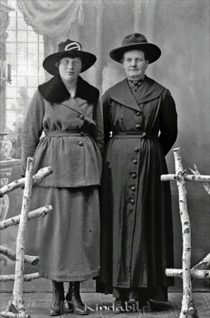 Hedvig Olsson  St. Rothult
godj
Hedvig Olsson  St. Rothult
Grupporträtt med två kvinnor
Nyckelord: Hedvig Olsson