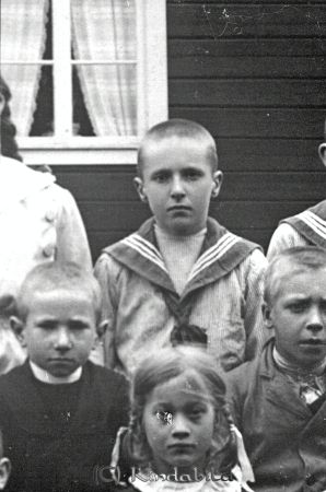 A G Sundberg  Målen  N Vi
godj
A G Sundberg  Målen  N Vi
Grupporträtt med fyra barn
Nyckelord: Sundberg Målen