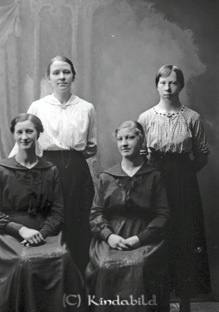 Anna Brage  Harg
godj
Anna Brage  Harg
Grupporträtt med fyra kvinnor

raja
Främre raden till vänster Anna Brage, dotter till Karl Aron Brage Verveln. 
Källa: Gerd Pettersson

Nyckelord: Brage Harg