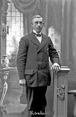 Linus Pettersson  Pekhult  Björkfors
godj
Linus Pettersson  Pekhult  Björkfors

raja
Linus Pettersson född 1894 i Oppeby.
1950 bodde han som ogift i Hallen Nedre Vånga Oppeby.
Han arbetade då som vägarbetare. Han dog 1966 i Hallen Nedre Vånga
Källa: Folkräkning 1950 och Sv dödbok 
Källa: Gerd Pettersson

Nyckelord: Pettersson Pekhult