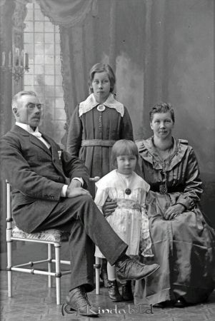 K O Hedeén  Idenäs  Ulrika
godj
K O Hedeén  Idenäs  Ulrika
Grupporträtt med en man en kvinna och två barn

raja
Karl Oskar Johansson Hedrén född 1868 i Eriksborg Grytfall, död 1925 i Isnäset, Kottebo. Han tjänstgjorde vid Svea Artilleriregemente i Stockholm 1888-1893. Gift 1901 med Kristina Sofia Andersdotter född 1867 i Skogelund, Kjusebo, Kisa. död 1950 i Gullebo, Gärdserum.
Barn på bilden Julia född 1905 och Gunda född 1915.
Källa: Familjer och gårdar i Ulrika. 
Källa: Gerd Pettersson

Nyckelord: Hedeén Idenäs