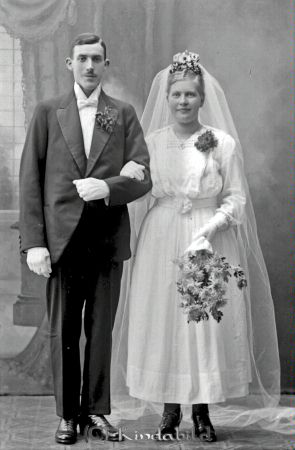 Edvin Skog  Örneström
godj
Edvin Skog  Örneström
Brudpar

raja
Frun Mia hade posten i Svalsjö. Edvin hade en smedja i Svalsjö 
Källa: Lilla_i  

raja
Gustav Edvin Skog född i Godegård 1896 08 23
Död i Kisa 1984 04 04 
Källa: hjalmar46

Nyckelord: Skog Örneström