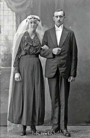 Folke Karlsson  Adlerskog
godj
Folke Karlsson  Adlerskog
Brudpar

raja
Folke Karlsson född 1895, jordbruksarbetare i Rangkulla och Anna Gunilla Vilhelmina Lönn född 1899, tjänarinna i Adlerskog.
Källa: SVAR 
Källa: Gerd Pettersson 

Nyckelord: Karlsson Adlerskog