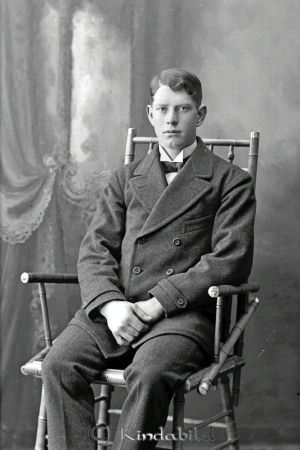 Otto Johansson  Kärrsäter  Ulrika
godj
Otto Johansson  Kärrsäter  Ulrika

raja
Otto Ingvar Johansson född 1900 i Malexander, son till Gustaf Alfred Johansson och Johanna Matilda Karlsdotter född 1860 i Ulrika. Otto hade tre systrar Alma, Judit och Astrid födda i Malexander.
Han var gift med Karin Frideborg Elisabet Svensson född 1904 i Kisa.
De bodde i Pikedal Kotteberg.
Två söner: Karl Ingvard Valter född 1924-01-29
Stig Gustaf Erik född 1926-03-23
Källa: Folkräkning 1860-1947 
Källa: Gerd Pettersson

Nyckelord: Johansson Kärrsäter