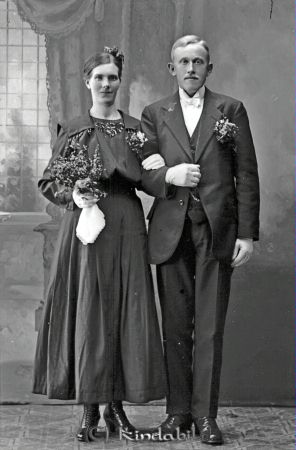 Ernst Wilhelmsson  Gölingstorp  Ulrika
godj
Ernst Wilhelmsson  Gölingstorp  Ulrika
Brudpar

raja
Fru: Jenny Wilhemsson 
Källa: Lilla_i
Nyckelord: Wilhelmsson Gölingstorp