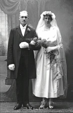 Edvard Dahlgren  Jonsbo
godj
Edvard Dahlgren  Jonsbo
Brudpar

raja
Edvard Dahlgren född 5 juni l886 med hustru 
Ester Elisabet Jonsson född 22 april 1889
vigsel i Horn 13 november 1920
Källa: Sune Holgersson (Margit och Arne Dahlgren, Åtvidaberg) 
Nyckelord: Dahlgren Jonsbo