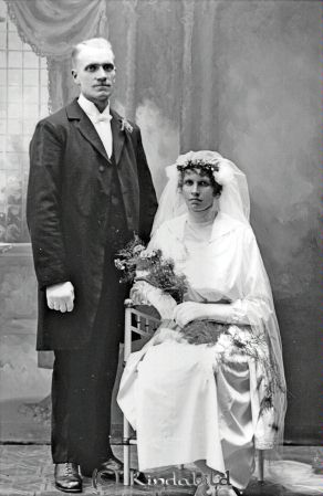 Edvard Dahlgren  Jonsbo
godj
Edvard Dahlgren  Jonsbo
Brudpar

raja
Ester och Edvard Dahlgren vigsel i Horn 13/11 1920
Källa: Sune Holgersson (Arne Dahlgren, Åtvidaberg) 
Nyckelord: Dahlgren Jonsbo