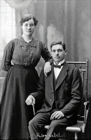 Rob.  Johansson  Hagla  Björkfors
godj
Rob.  Johansson  Hagla  Björkfors
Grupporträtt med en man och en kvinna

raja
Son till ägaren av Hagla Gottfrid Johansson. Blev arrendator 1924-1930.
Källa: Sv gods och gårdar 
Källa: Gerd Pettersson

raja
Robert Johansson född 1896 i Oppeby, son till hammansägare Gottfrid Johansson född 1865 i Oppeby och Karolina Sofia Andersdotter född 1868 i Västra Eneby.
Barn:
Karl Axel Verner född 1889
Gotthard Sigfrid född 1891
Hulda Karolina född 1893
Knut Teodor född 1895 emigrerade till Nord Amerika 1920
Nils Robert Severin född 1896
Mimmi Sofia Gunhild född 1899
Gustaf Heimer Valfrid född 1900
Elsa Ingrid Eleonora född 1902
Karl Axel Fridolf född 1904

Robert Johansson gift 1920 med Anna Naemi Elisa född Pettersson 1894 i Locknevi.
Vid giftermålet flyttade de till Vada
Sonen Allan Herbert Severin född 1920.
De flyttade samma år i december tillbaka till Hagla.
1950 bodde de i Fjälla Vårdnäs.
Källa: Kyrkoarkiv Oppeby
Källa: Gerd Pettersson


Nyckelord: Rob. Johansson