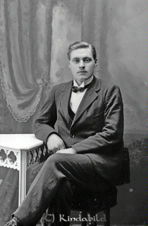 Valfrid Alf  Lindsberg  Tidersrum
godj
Valfrid Alf  Lindsberg  Tidersrum

raja
Detta är Johan Valfrid Axel Alf. Han föddes 1896-12-09 Dixbro Tidersrum. Han var nummer sex i en syskonskara på nio syskon. Han var son till Carl Johan (Nilsson) Alf född 1863-01-11 och hans hustru Maria Charlotta Alf, född Persdotter, född 1859-02-15.
Fadern dog 1931-04-06 och modern dog 1946-07-11 på ålderdomshemmet i Tidersrum.
Valfrid var gift med Märta och bl a bosatta i Visskvarn, Norra-Vi.
De hade sex barn.
Valfrid var min mormors bror.
Källa: Staffan Edstrand

Nyckelord: Alf Lindsberg