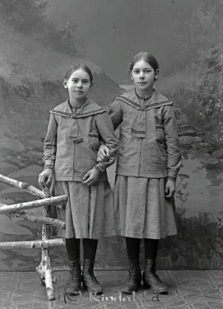 Ruth Fransson  Klinten  V Eneby
godj
Ruth Fransson  Klinten  V Eneby
Grupporträtt med två barn

raja
Rut Helena Kristina född 1907 och Anna Sofia Elisabet född 1909 i Kisa.
Flickorna är döttrar till Nils Jakob Fransson och Helena Matilda Gustafsdotter.
Källa: "Bygden kring Slätmon" 
Källa: Gerd Pettersson 

Nyckelord: Fransson Klinten