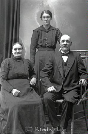 Svante Gustafsson  Karlsberg  Björkfors
godj
Svante Gustafsson  Karlsberg  Björkfors
Grupporträtt med en man och två kvinnor

raja
Hustru Fredrika Matilda Svensdotter född 1855 och dotter Cecilia Matilda född 1892 i Oppeby.
Källa: Folkräkning 1910. 
Källa: Gerd Pettersson 

Nyckelord: Gustafsson Karlsberg