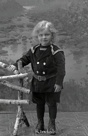 Emil Brandt  Klevsfall
godj
Emil Brandt  Klevsfall

raja
Bilden föreställer Birger Brandt född i Rumskulla 1916-09-15. Birger flyttade till Klevsfall 1918, då hans föräldrar Emil och Helga Brandt köpt gården
Källa: Birgitta Palmqvist  
Nyckelord: Brandt Klevsfall