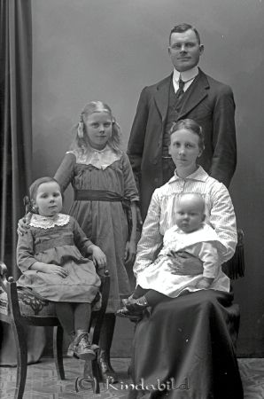 Albin Holm  Verfveln
godj
Albin Holm  Verfveln
Grupporträtt en man en kvinna tre barn
Nyckelord: Holm Verfveln